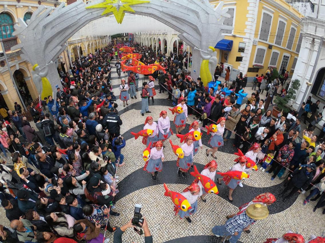 LOULE，葡萄牙- 2017年2月：五颜六色的狂欢节(Carnaval)游行 图库摄影片 - 图片 包括有 文化, 设计: 88068787