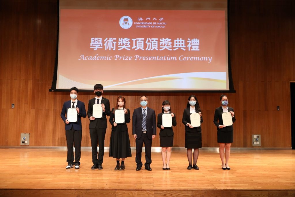 um-presents-academic-prizes-to-outstanding-graduates-macao-sar